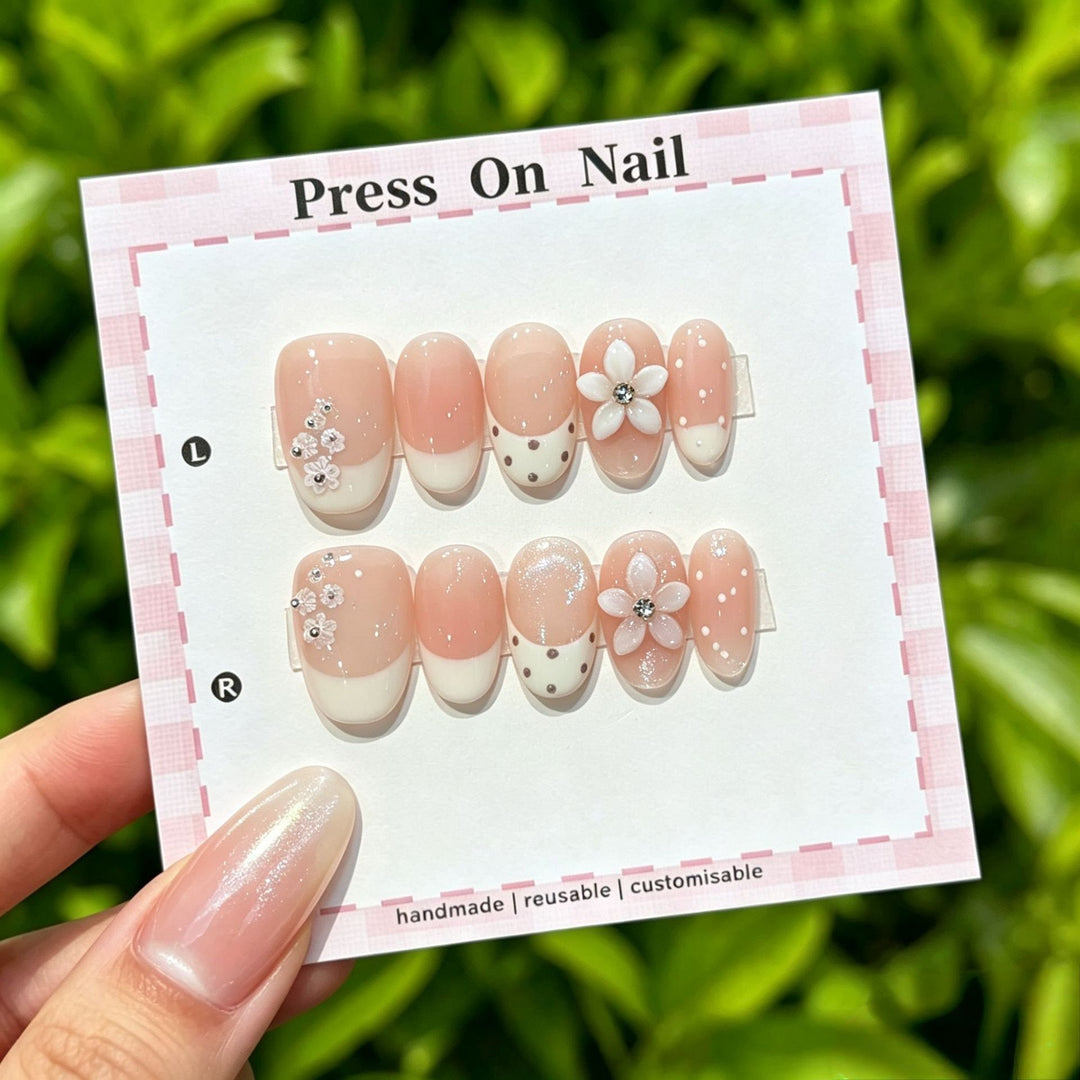 Glamourös Press-On Nagelkunst Set mit dekorativen Strasssteinen