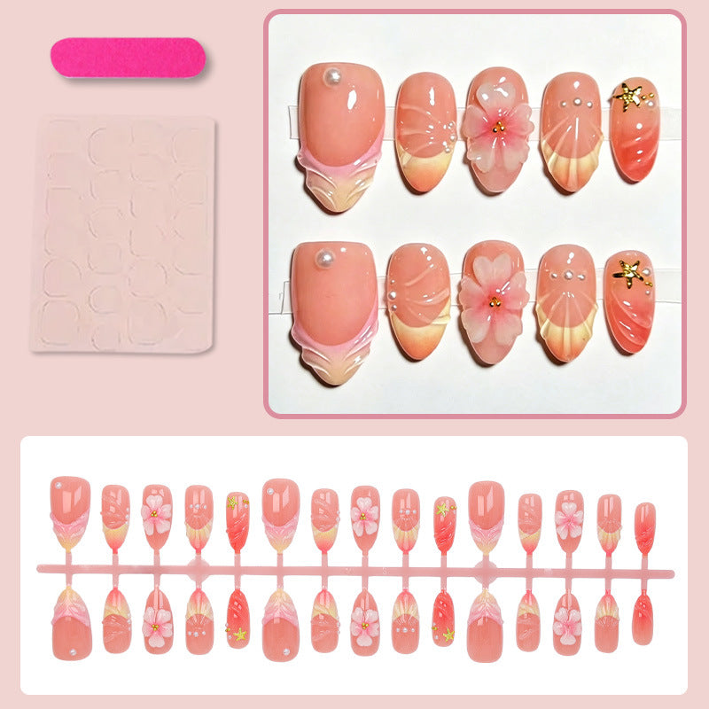 Kunstnagelset mit eleganten floralen Verzierungen und luxuriösem Glanz Karnz
