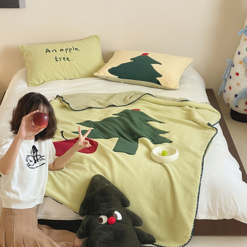Kuschelige Wendefleece-Tagesdecke mit appliziertem Tannenbaum- und Apfelmotiv