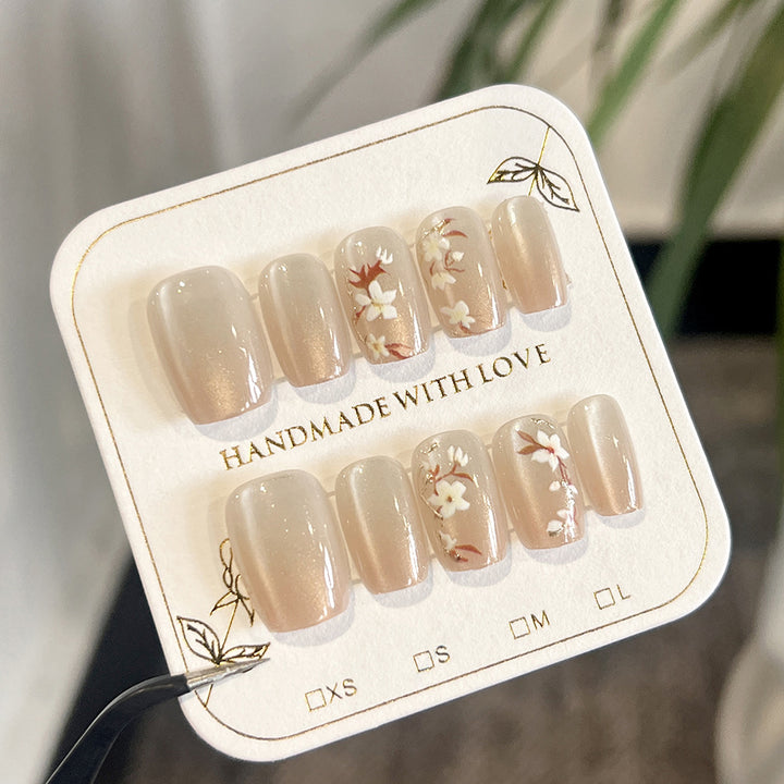 Künstliche Nagelkunst mit zeitlos floralem Design Karnz