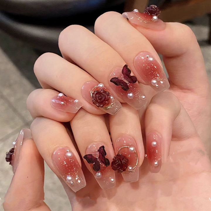 Blumenverzierte Gel-Nagelkunstverlängerungen