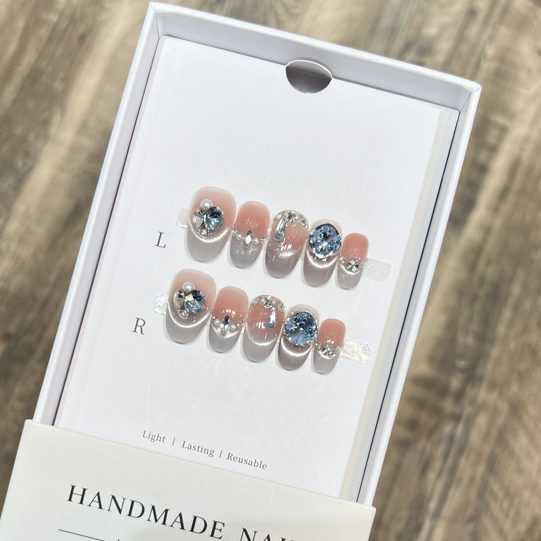 Wiederverwendbares, mit Strass verziertes Press-On Nagelset Karnz