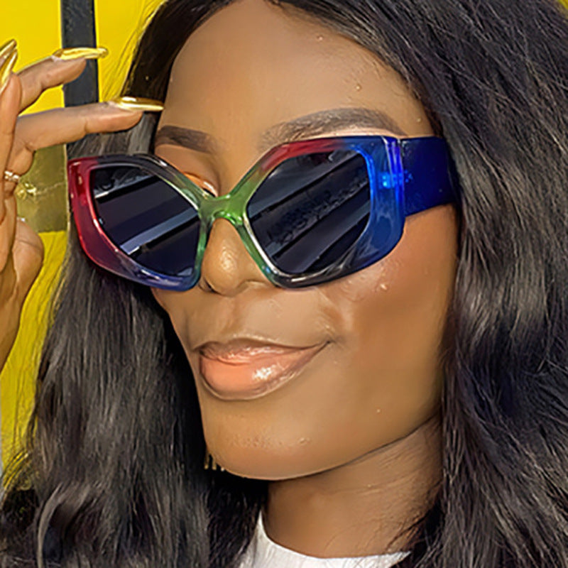 Damen auffällige Sonnenbrille mit oversized Design und modischem Farbverlauf Karnz