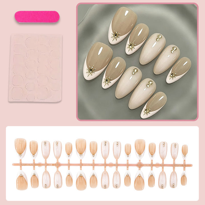 Kunstnagelset mit eleganten Design-Elementen und Glamourösen Akzenten Karnz