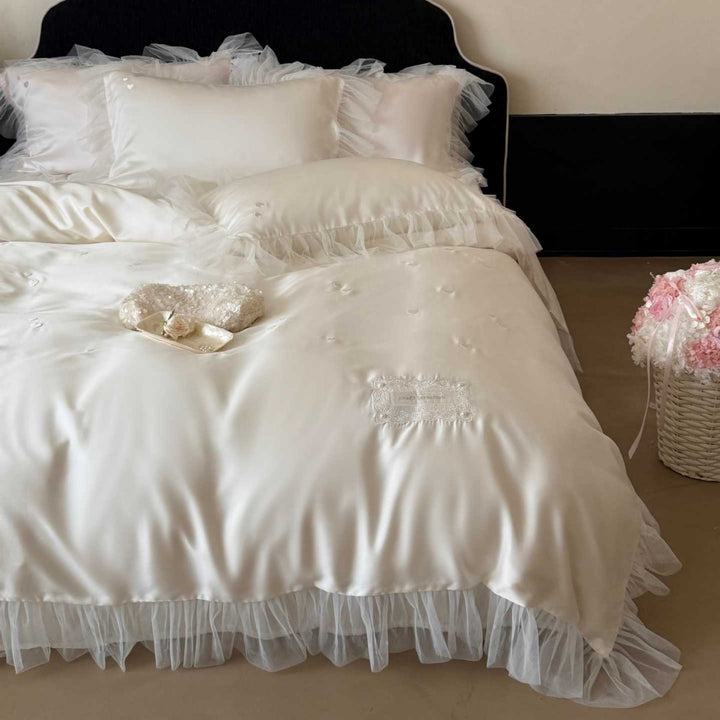 Seidenglattes Duvetbezug-Set mit mehrlagigem Organza-Volant und filigraner Applikation