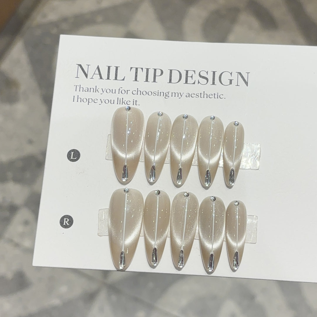 Kunstnagelset mit Elegantem French Style Karnz