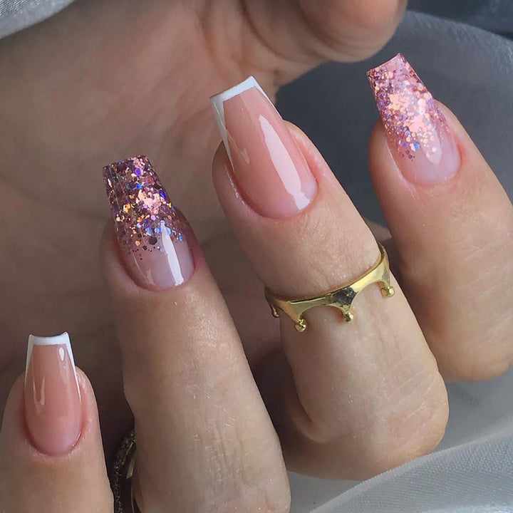 Glamouröse Glitzer-Nägel mit Eleganter French-Tip Karnz