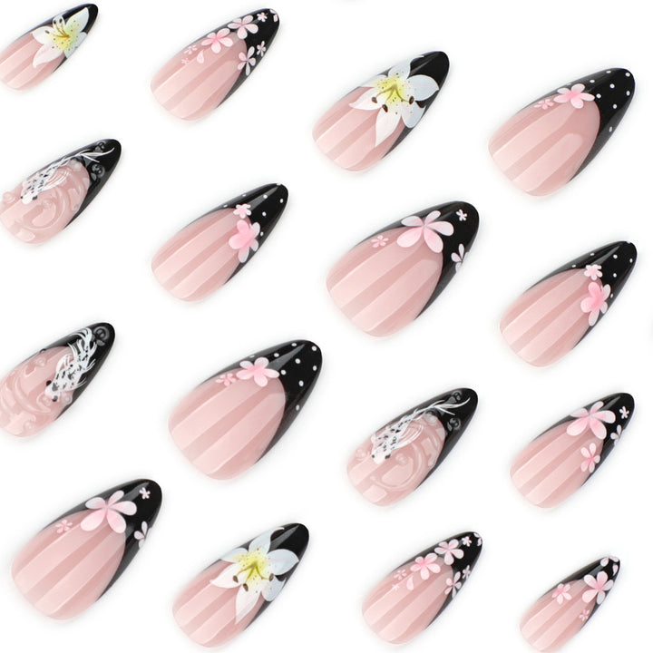 Elegante Nagelverlängerungen mit kreativen Blumen- und Schwarz-Weiß-Muster Karnz