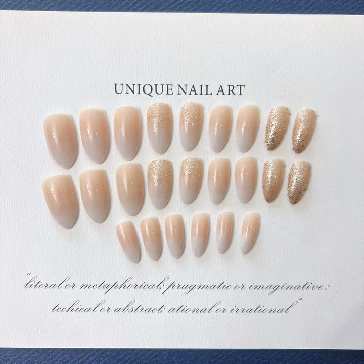 Elegante Kunstnägel mit Glitzerakzenten und modernen Designs Karnz