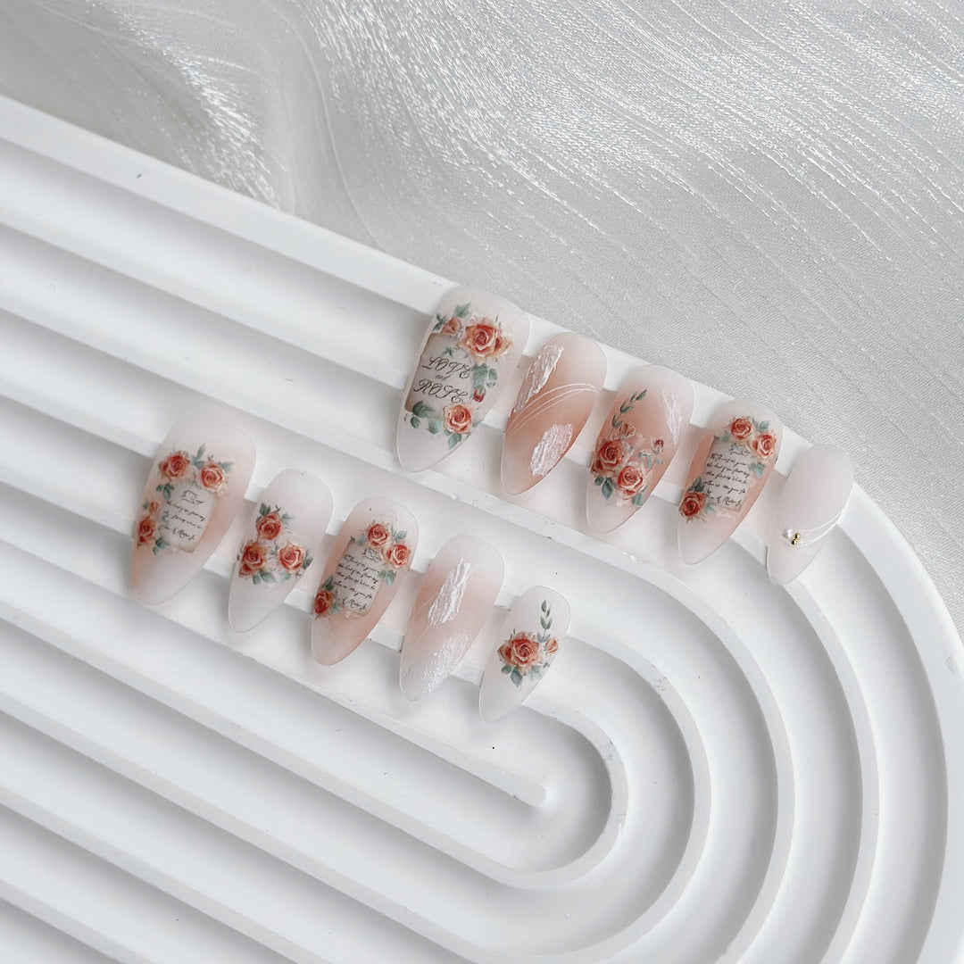 Künstlerisches Press-On-Nagelset mit floralem und Textdesign