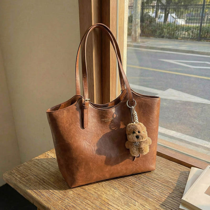Stylische Kunstleder-Tote mit charmantem Schlüsselanhänger