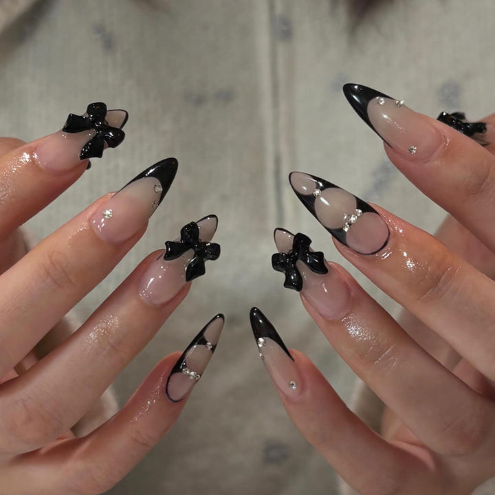 Kunstnagelset mit schimmernden Akzenten und eleganten Schleifen Karnz