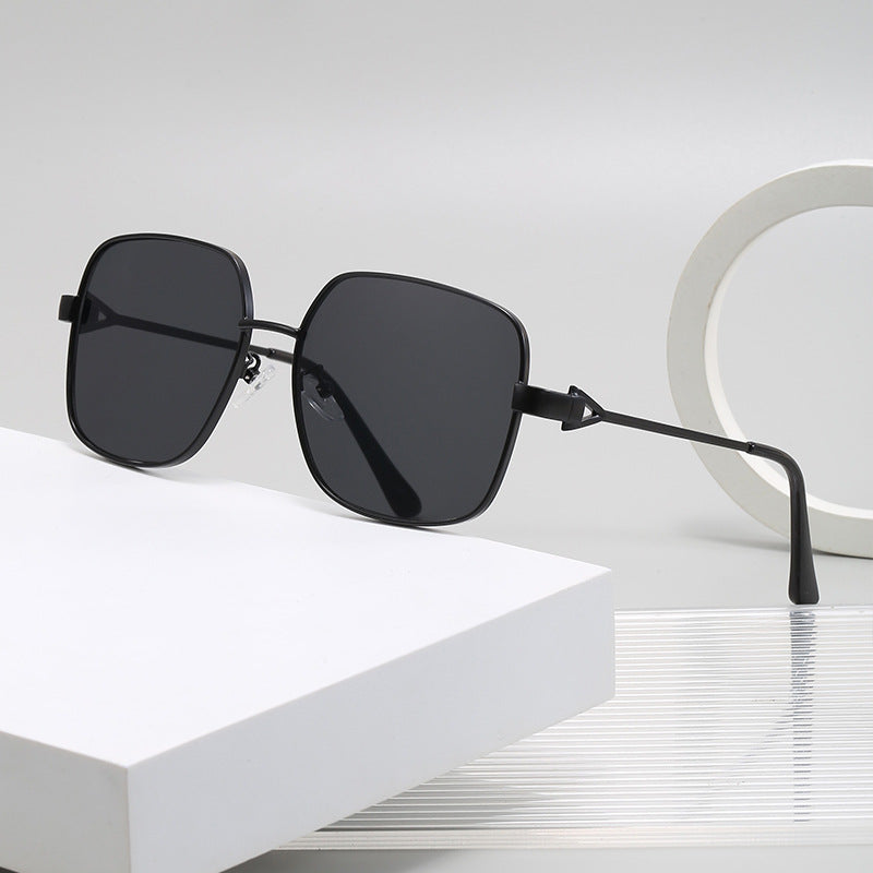 Damen quadratische Sonnenbrille mit modischem und robustem Gestell Karnz