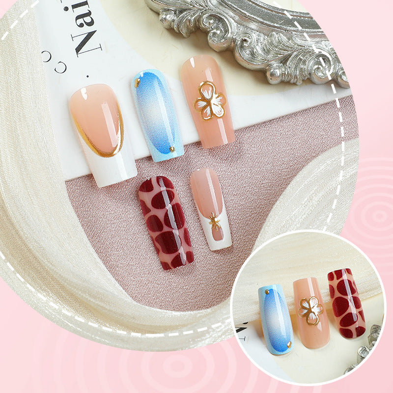 Künstlerisches Press-On Nagelset mit floralen Verzierungen