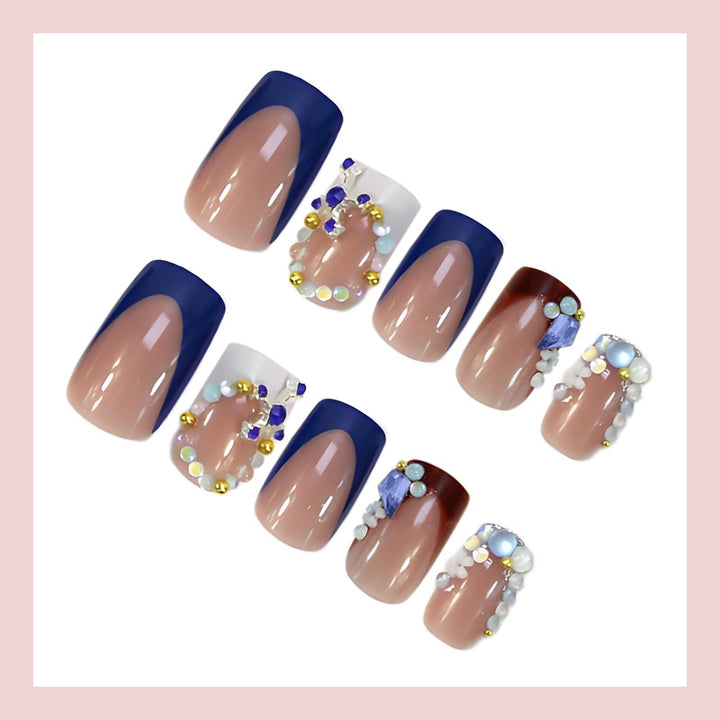Kunstnagelset mit eleganten Steinverzierungen und modernen Akzenten Karnz