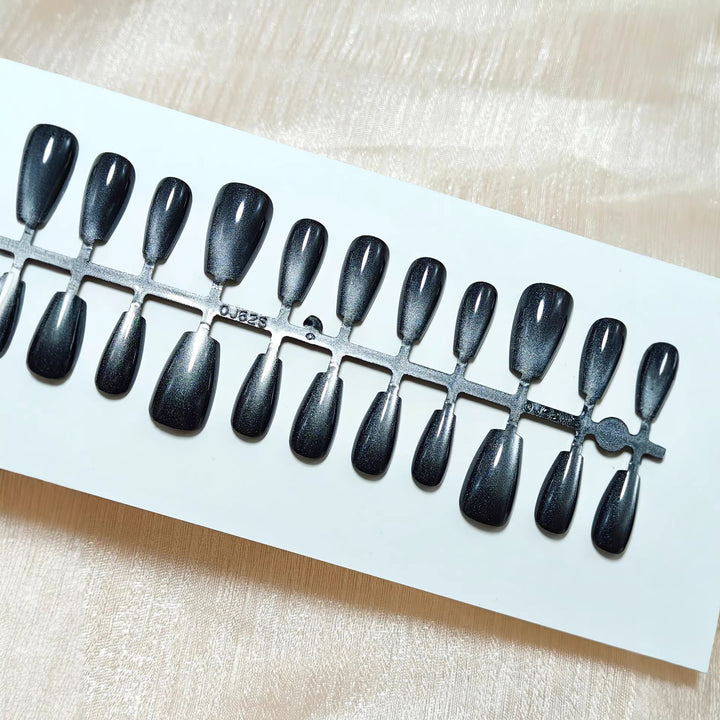 Elegante Kunstnägel mit Schimmerndem Finish Karnz