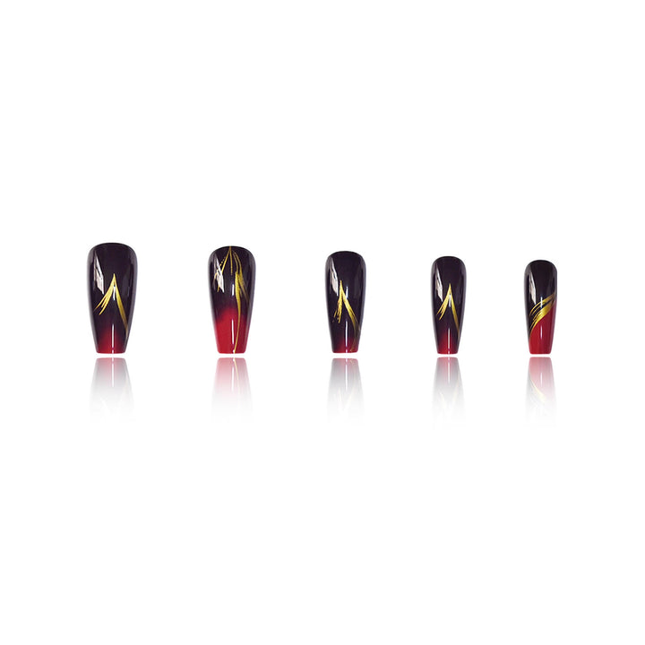 Stilvolles Press-On Nagelset mit goldenen Streifenakzenten Karnz