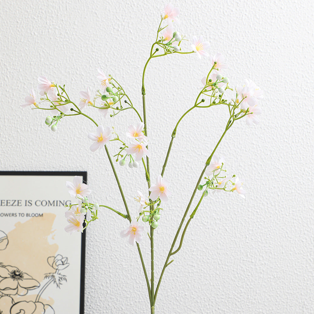 Künstlicher Blütenzweig mit zarten blauen Blumen und grünen Beeren Karnz