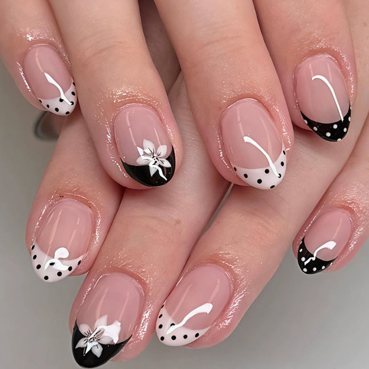Dekoratives Press-On Nagelkunst-Set mit geometrischen Mustern