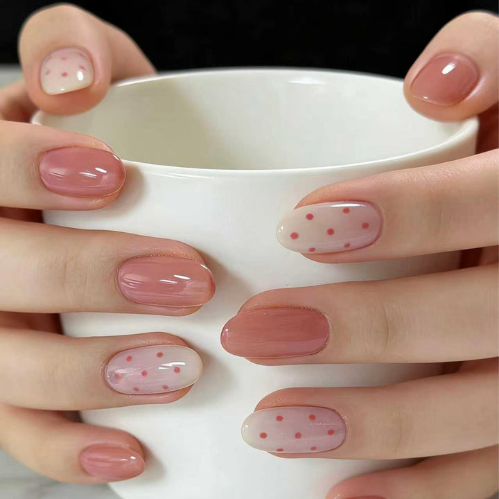 Kunstvolle Nagelkunst mit zarten Punkten und Farbverlauf Karnz