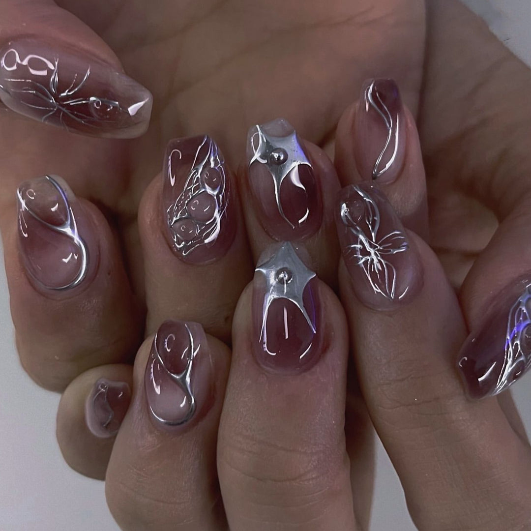 Kunstvolle Nagelverlängerungen mit filigranem Design Karnz
