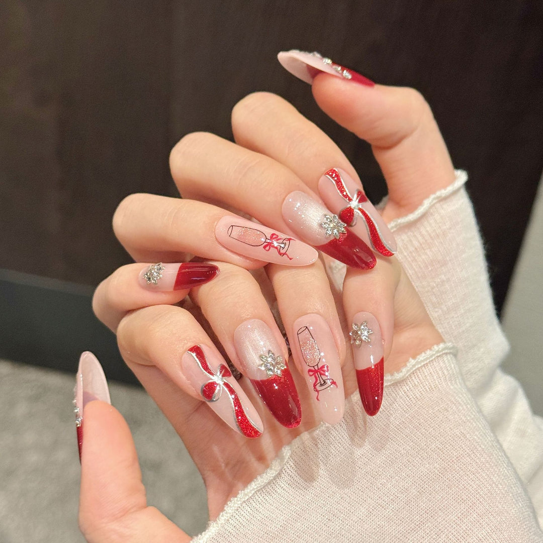Festliches Nagelkunst-Press-On-Set mit Glitzer und dekorativen Elementen