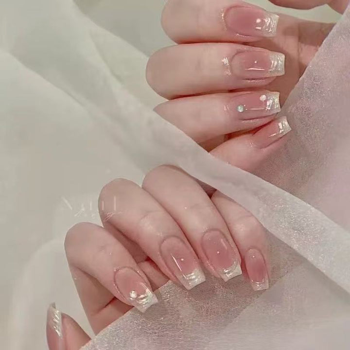 Glamouröse Kunstnägel mit Strassdetails Karnz