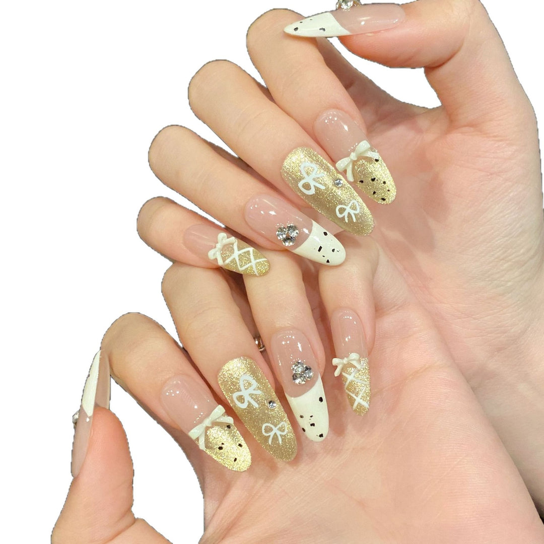 Künstlerisches Press-On Nagelkunst Set mit charmantem Schleifen- und Edelsteinakzenten