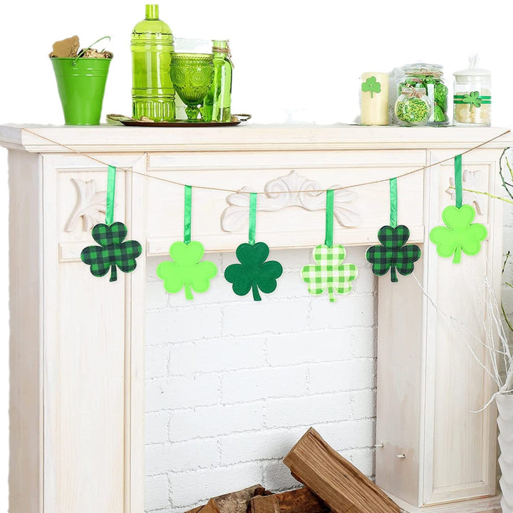 Festliche Shamrock-Ornamente Karnz