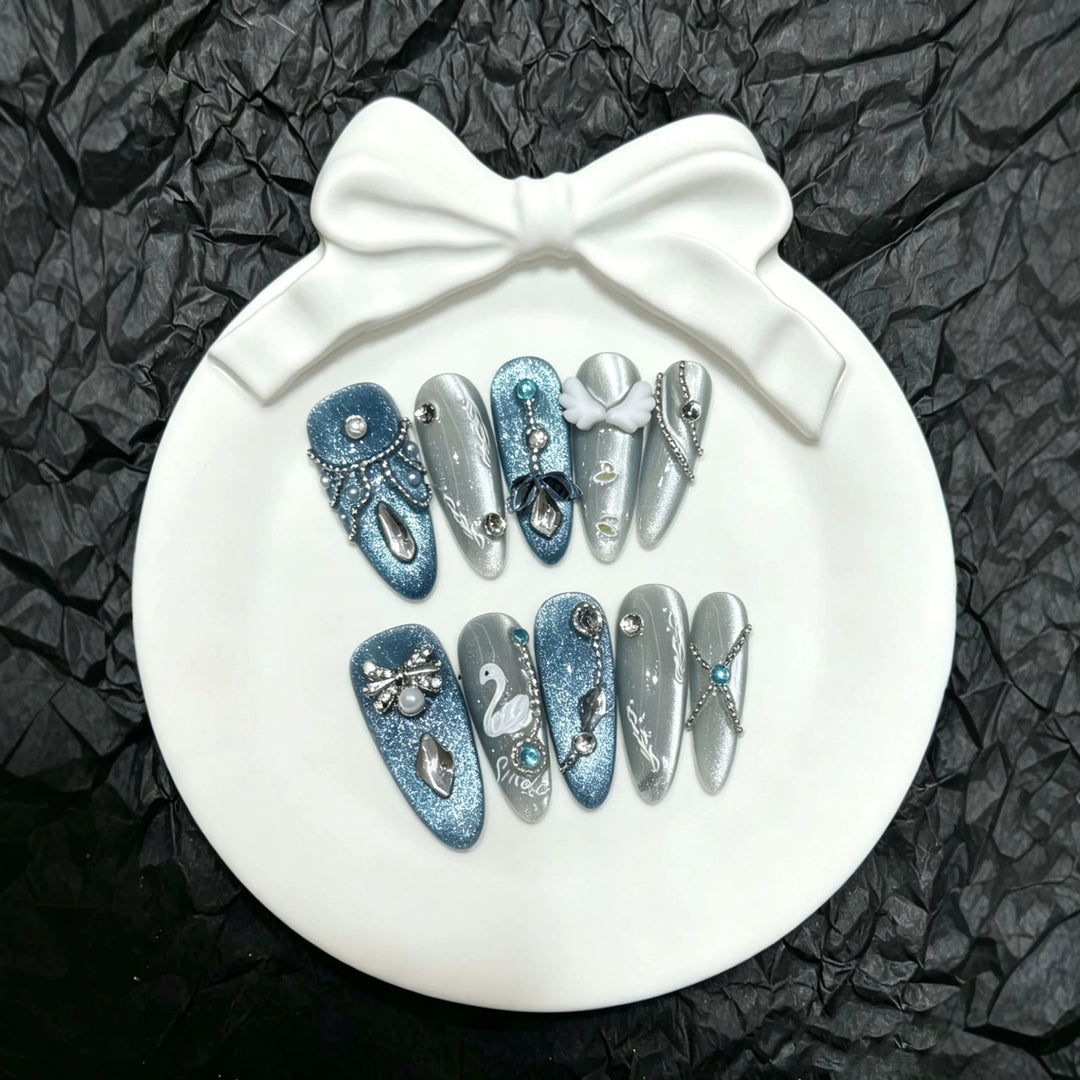 Dekoratives glitzerndes Press-On-Nagelkunst-Set mit Strassakzenten