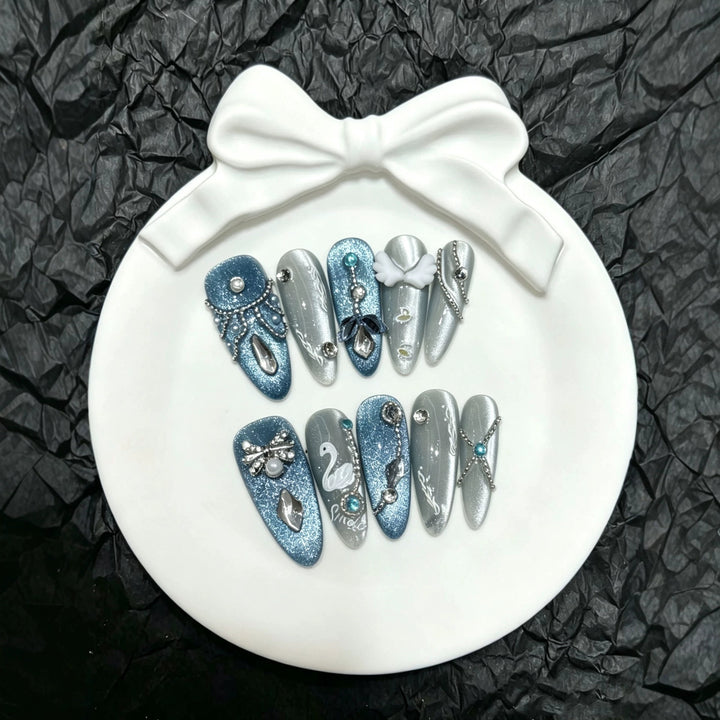 Dekoratives glitzerndes Press-On-Nagelkunst-Set mit Strassakzenten
