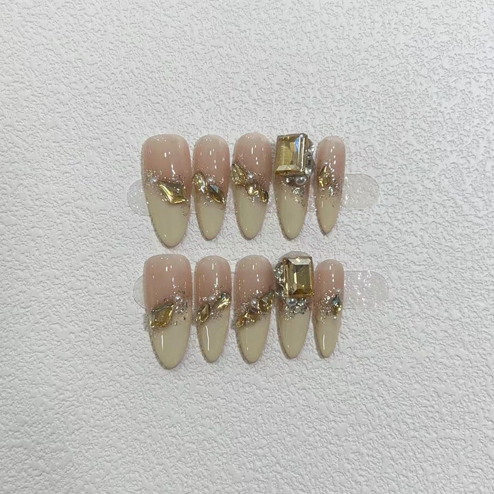 Glamouröse Stiletto Press-On Nagelset mit metallischen Akzenten Karnz