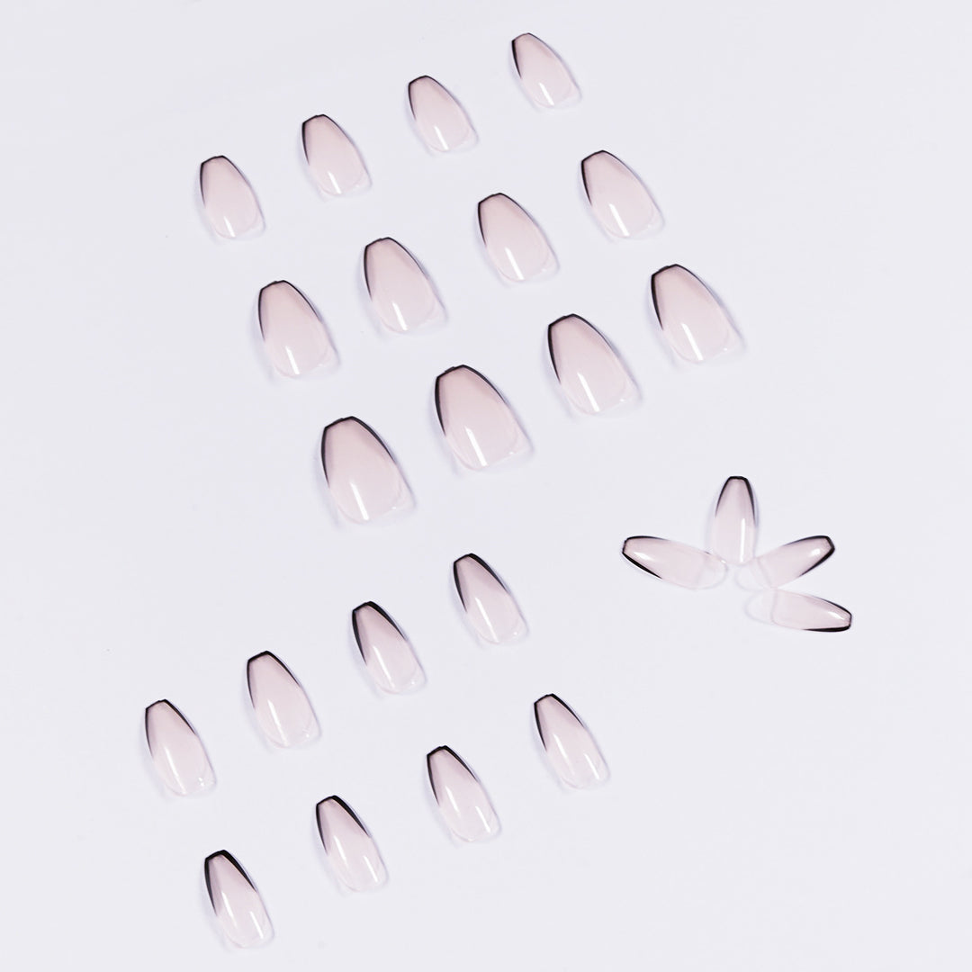 Kunstvolle Stiletto-Nägel mit eleganter Schwarzspitzenverzierung Karnz