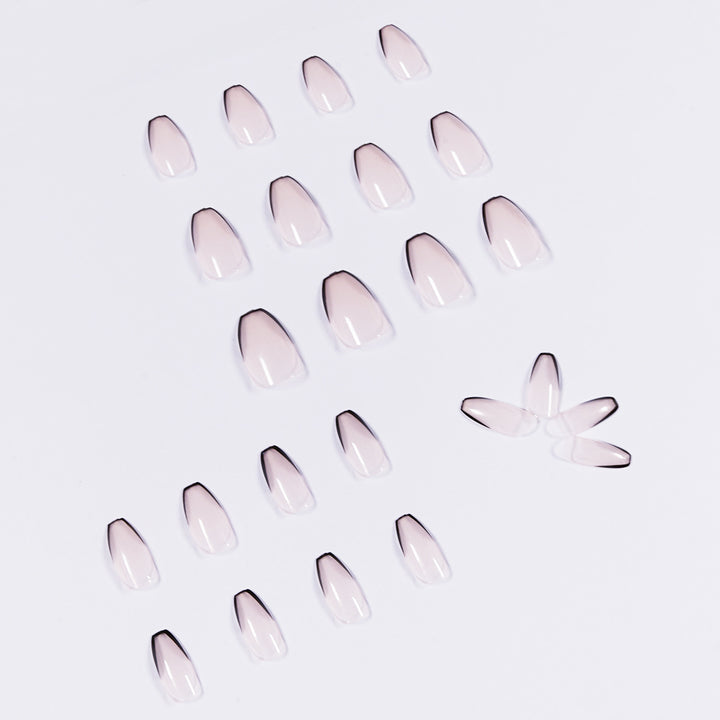 Kunstvolle Stiletto-Nägel mit eleganter Schwarzspitzenverzierung Karnz