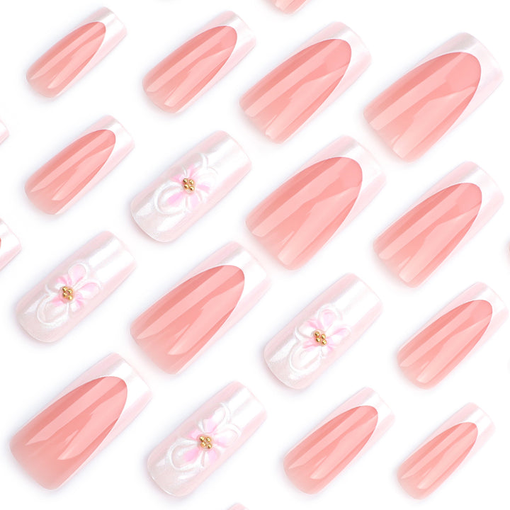 Kunstvolle biologisch abbaubare Nagelverlängerungen mit floralen Akzenten Karnz