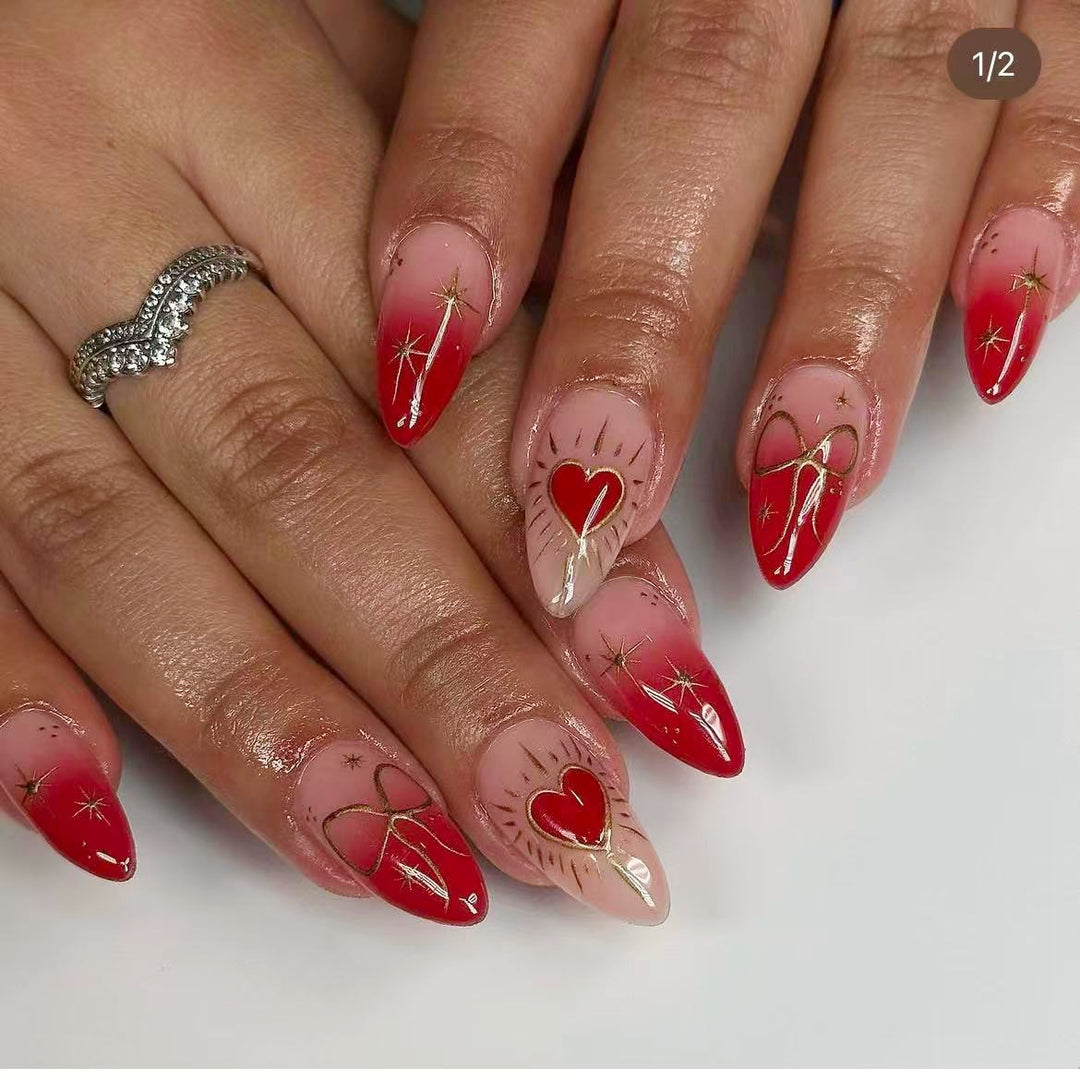 Glamouröse Kunstnagelspitzen mit Herz- und Sternenverzierungen Karnz
