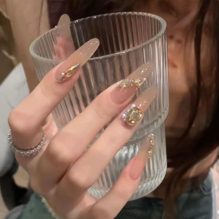 Stylisches Stiletto Press-On Nagelset Karnz