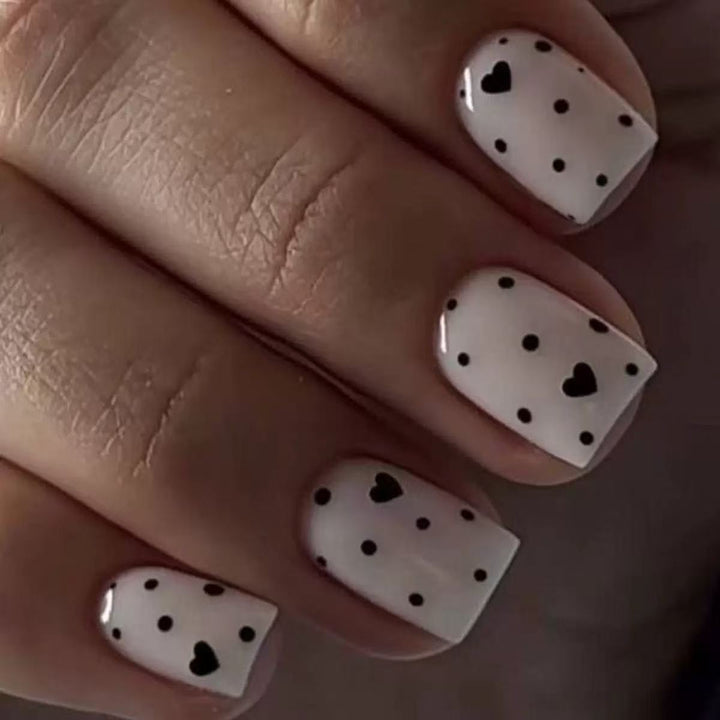 Kunstnagelset mit modischem Herzen- und Punktedesign Karnz