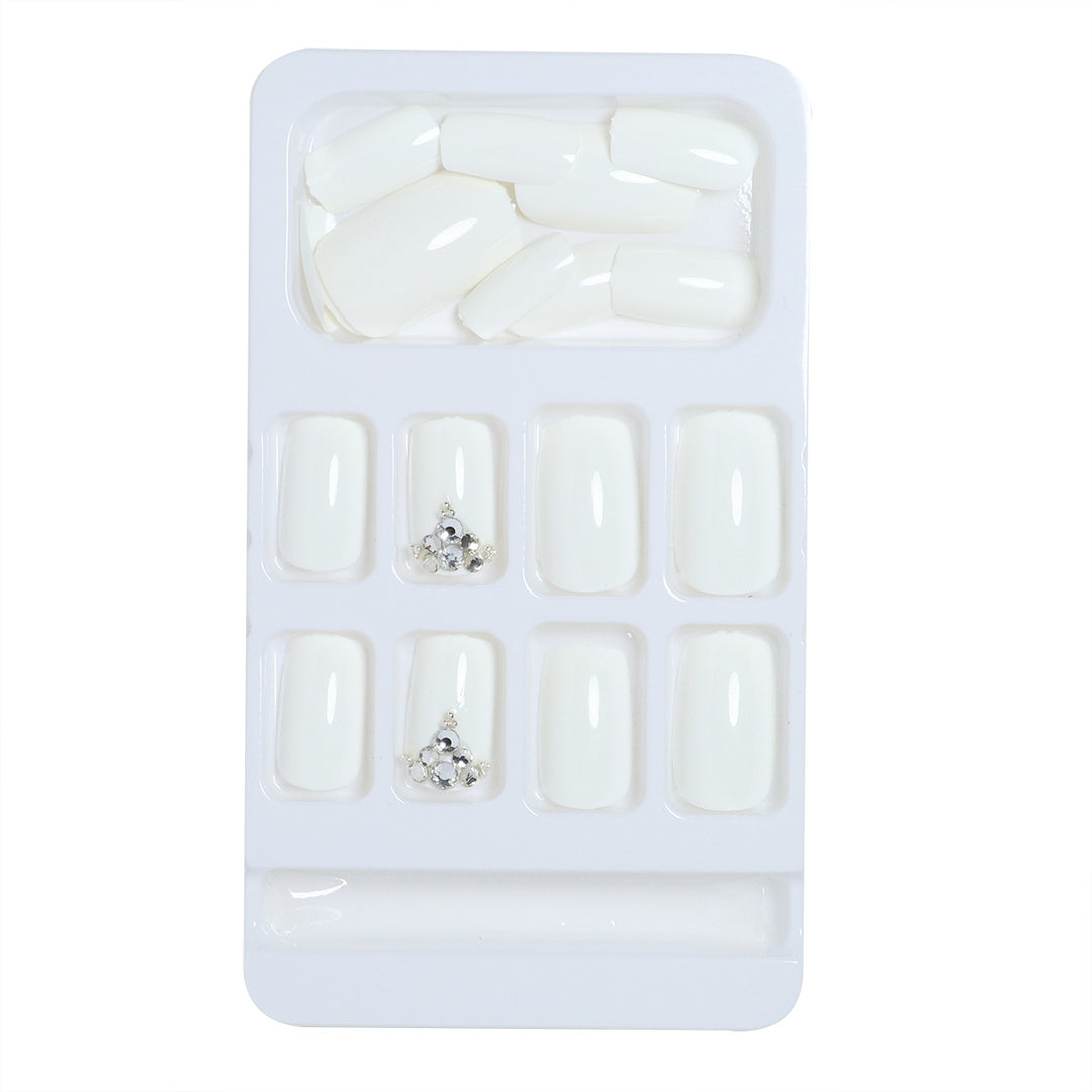 Luxus Press-On Nail Design mit Strass-Akzenten Karnz