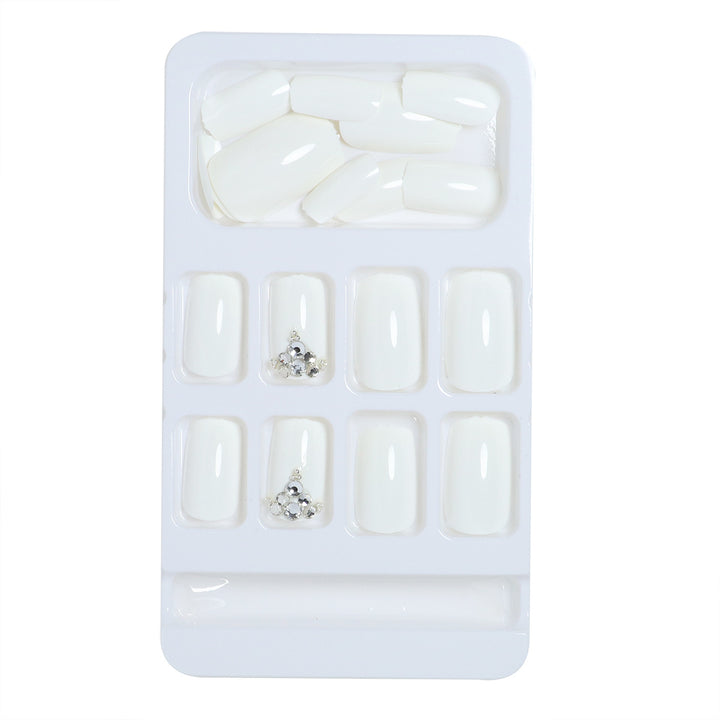 Luxus Press-On Nail Design mit Strass-Akzenten Karnz