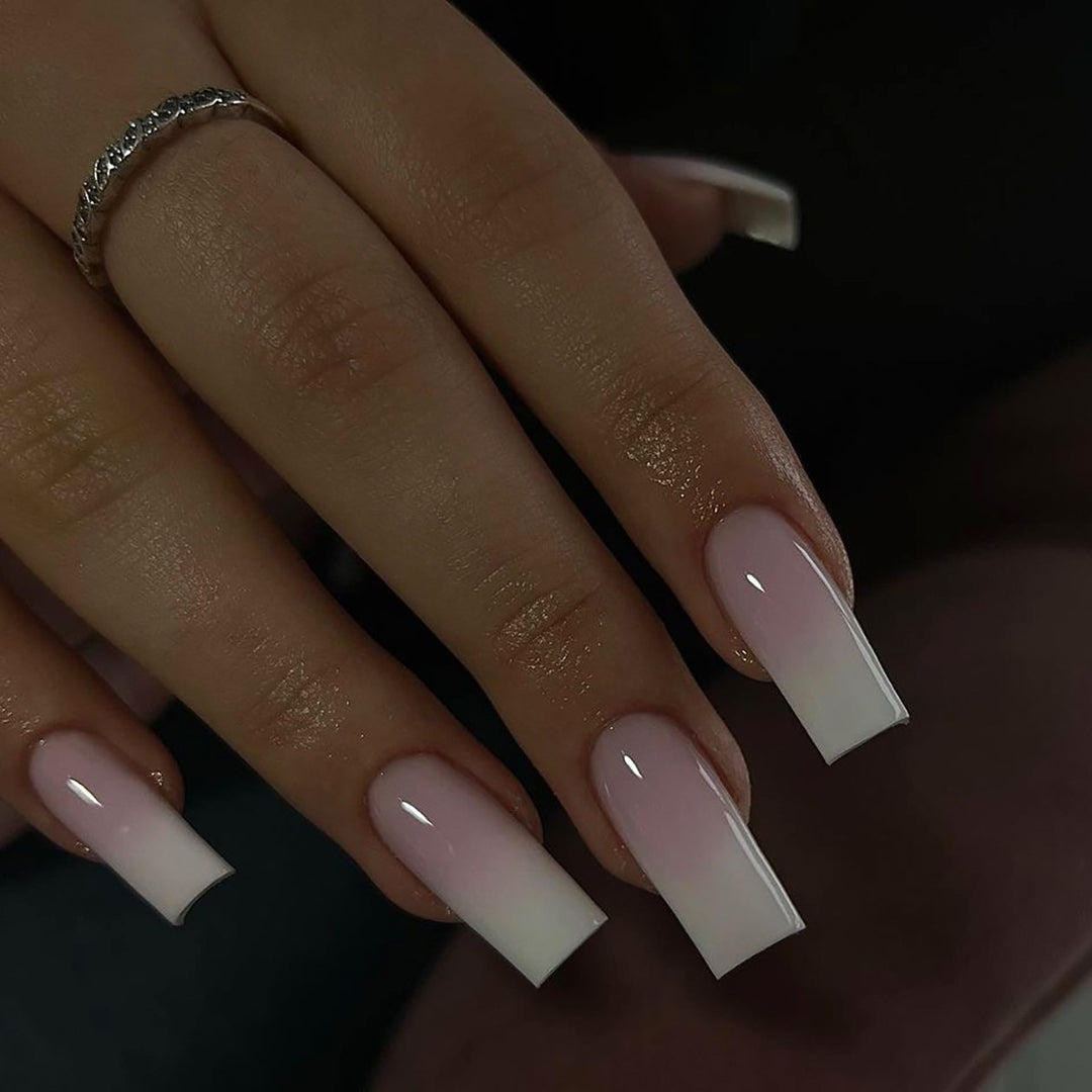Kunstvolle Nagelverlängerungen mit elegantem Ombre-Finish Karnz