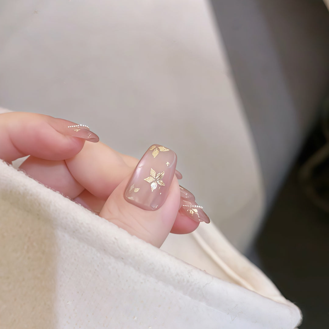 Kunstnägel mit Eleganten Goldmotiven Karnz