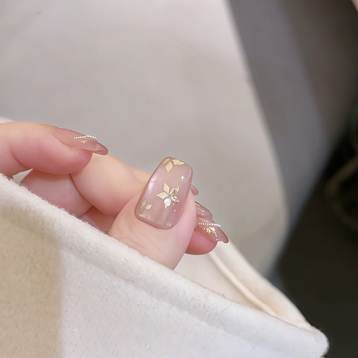 Kunstnägel mit Eleganten Goldmotiven Karnz