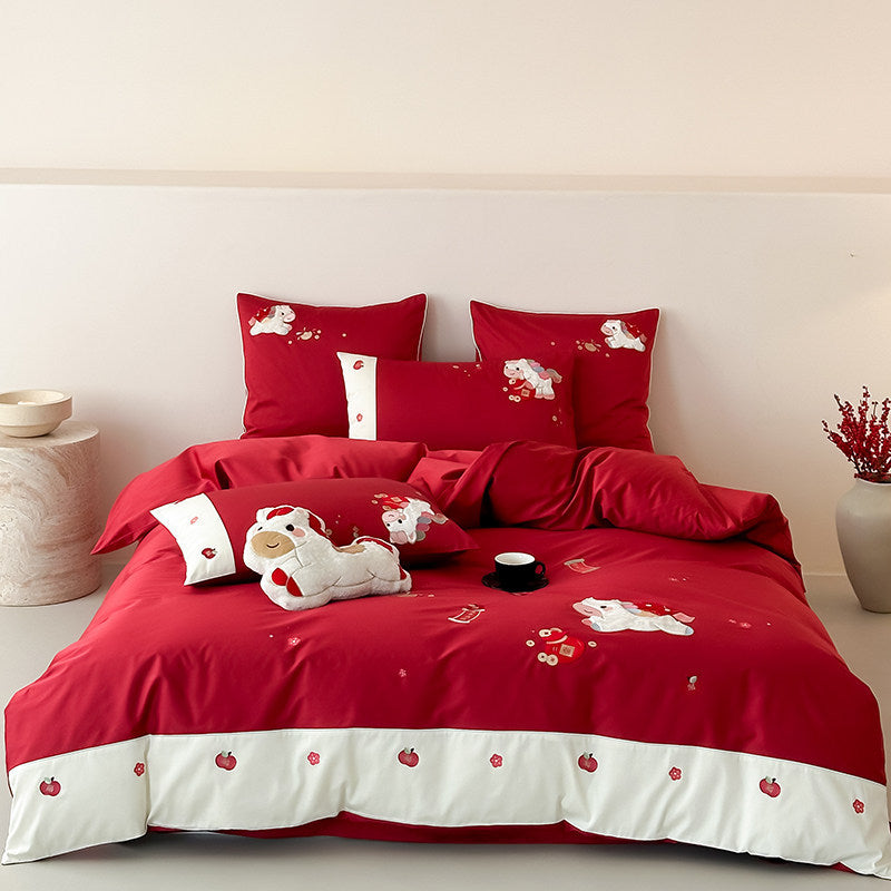 Festliches besticktes Baumwollsatin-Bettbezug-Set mit plüschigem Akzentkissen und kontrastierendem Rand