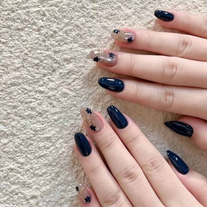 Blumige dekorative Nagelverbesserungen