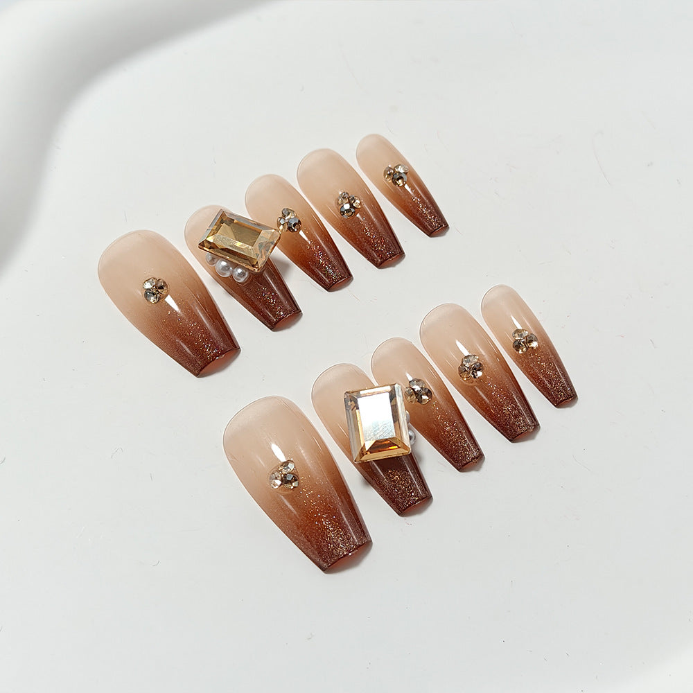 Kunstnägel mit Elegantem Ombre-Effekt und Exquisiten Schmucksteinen Karnz