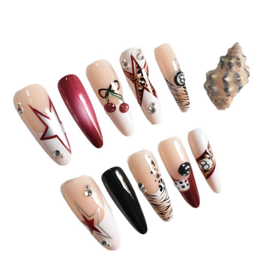 Künstlerisches Stiletto Press-On Nagelset mit einzigartigen Designs Karnz
