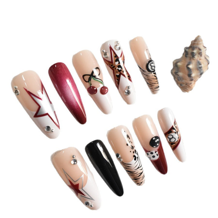Künstlerisches Stiletto Press-On Nagelset mit einzigartigen Designs Karnz