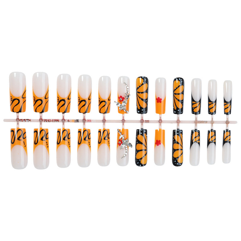Kreatives Nagelset mit schimmernden Blüten- und geometrischen Designs Karnz
