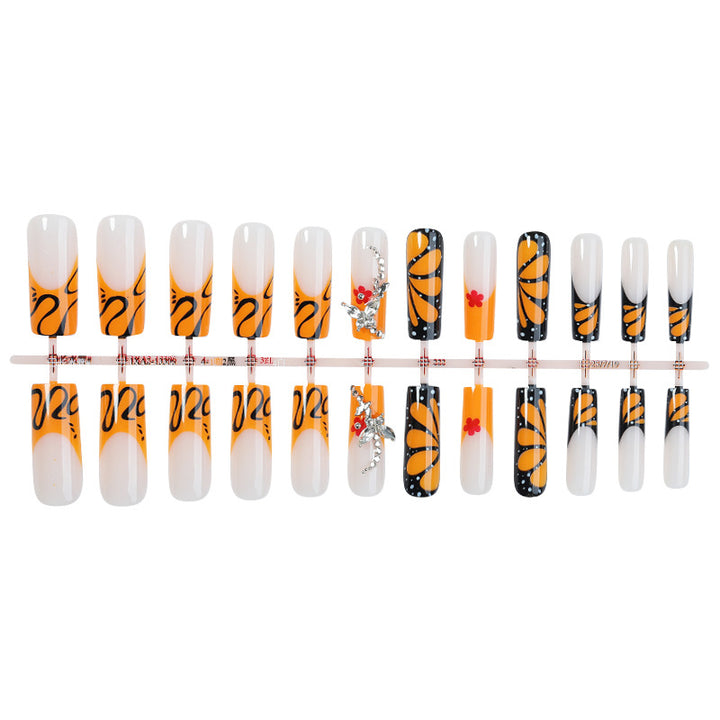 Kreatives Nagelset mit schimmernden Blüten- und geometrischen Designs Karnz